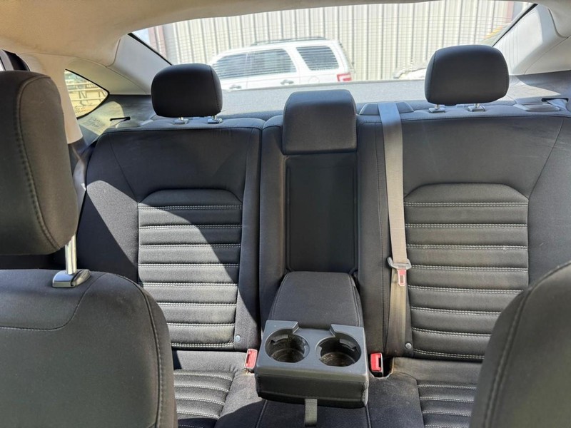 Ford Fusion Vehicle Full-screen Gallery Image 10