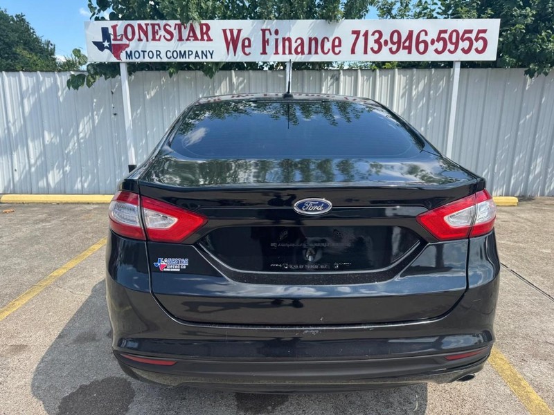 Ford Fusion Vehicle Full-screen Gallery Image 04