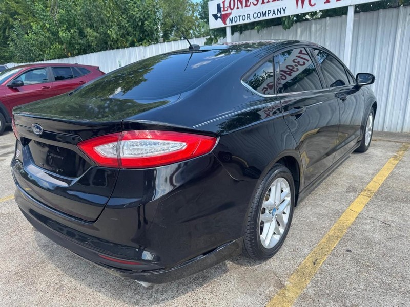 Ford Fusion Vehicle Full-screen Gallery Image 05