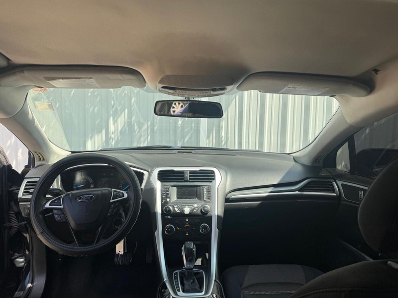 Ford Fusion Vehicle Full-screen Gallery Image 09