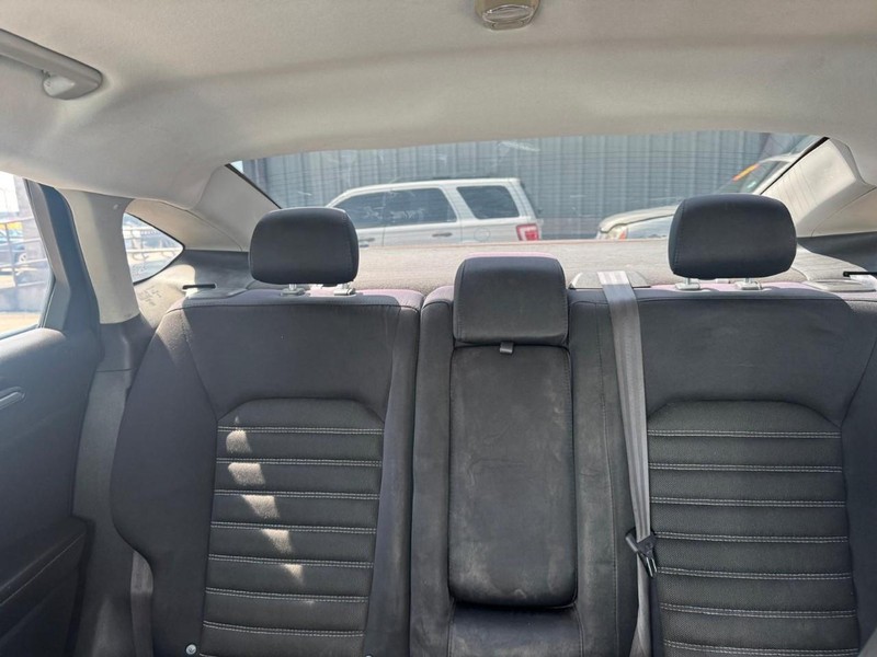 Ford Fusion Vehicle Full-screen Gallery Image 10