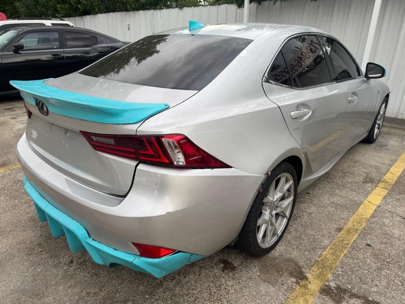 Lexus IS 350 Vehicle Full-screen Gallery Image 05