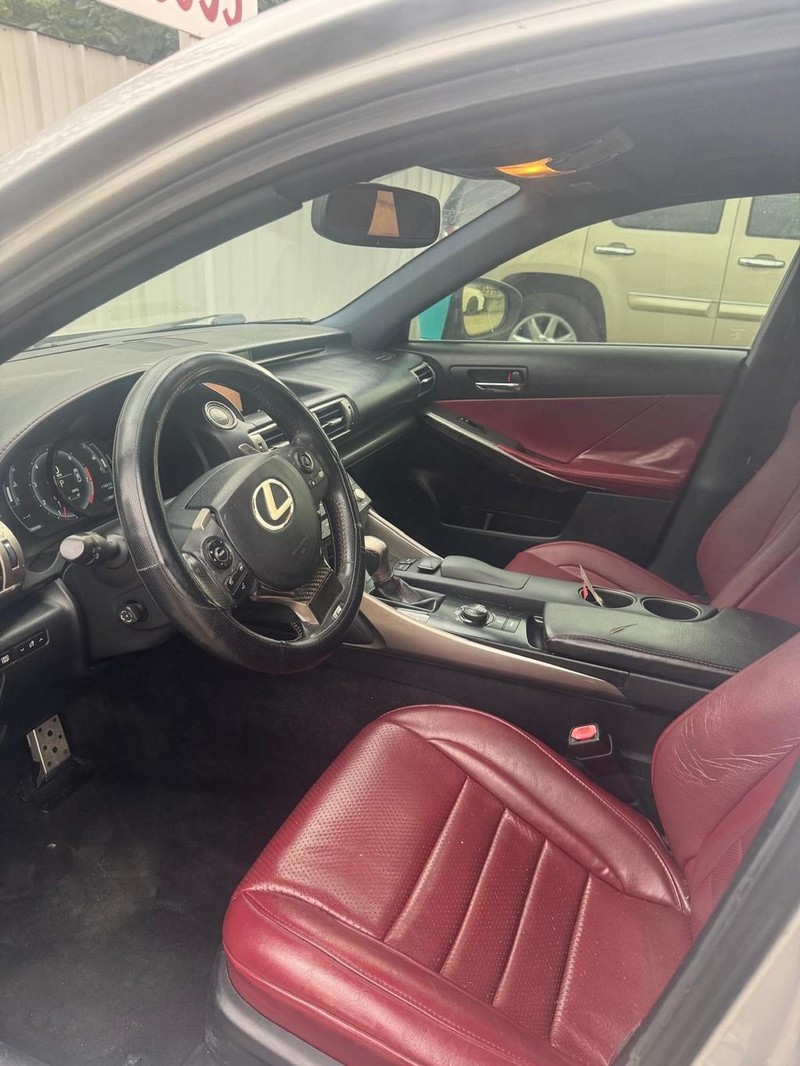 Lexus IS 350 Vehicle Full-screen Gallery Image 08