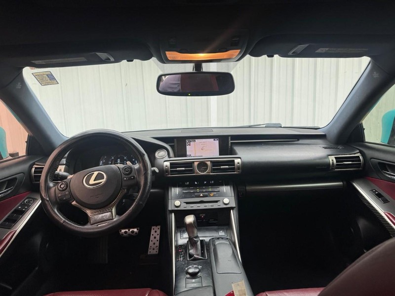 Lexus IS 350 Vehicle Full-screen Gallery Image 09