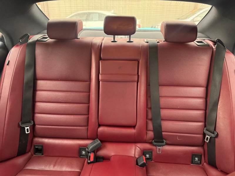 Lexus IS 350 Vehicle Full-screen Gallery Image 10