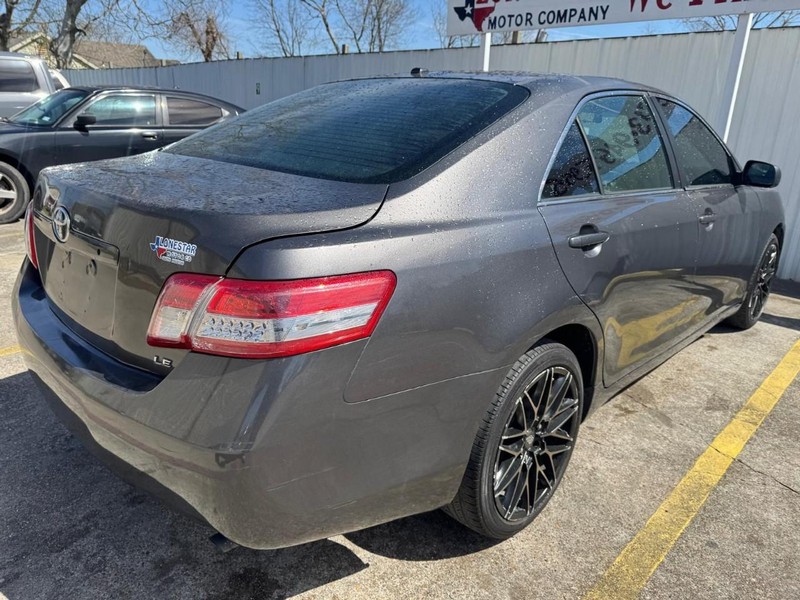 Toyota Camry Vehicle Full-screen Gallery Image 05