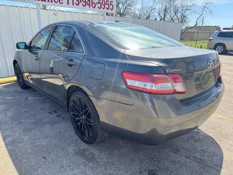 Toyota Camry Vehicle Full-screen Gallery Image 06