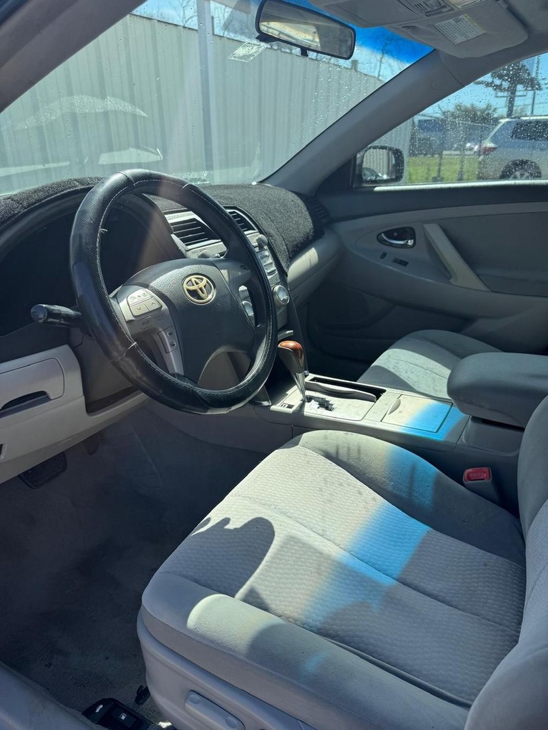 Toyota Camry Vehicle Full-screen Gallery Image 08