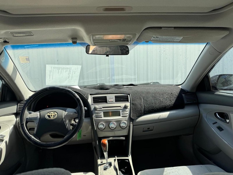 Toyota Camry Vehicle Full-screen Gallery Image 09