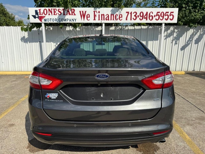 Ford Fusion Vehicle Full-screen Gallery Image 04