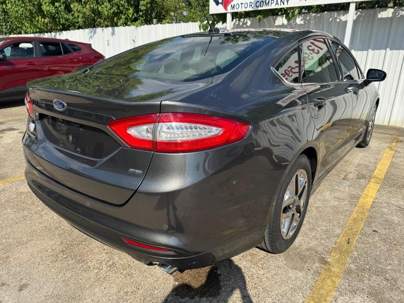 Ford Fusion Vehicle Full-screen Gallery Image 05