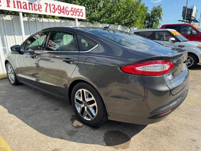 Ford Fusion Vehicle Full-screen Gallery Image 06