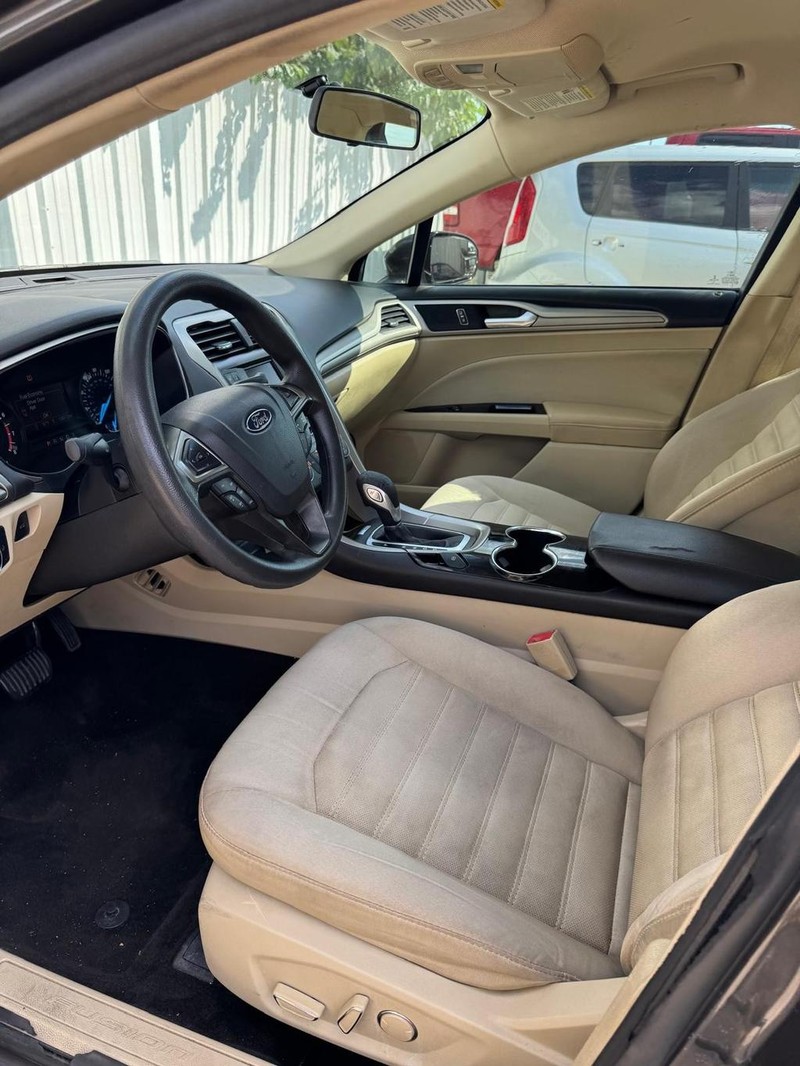 Ford Fusion Vehicle Full-screen Gallery Image 08