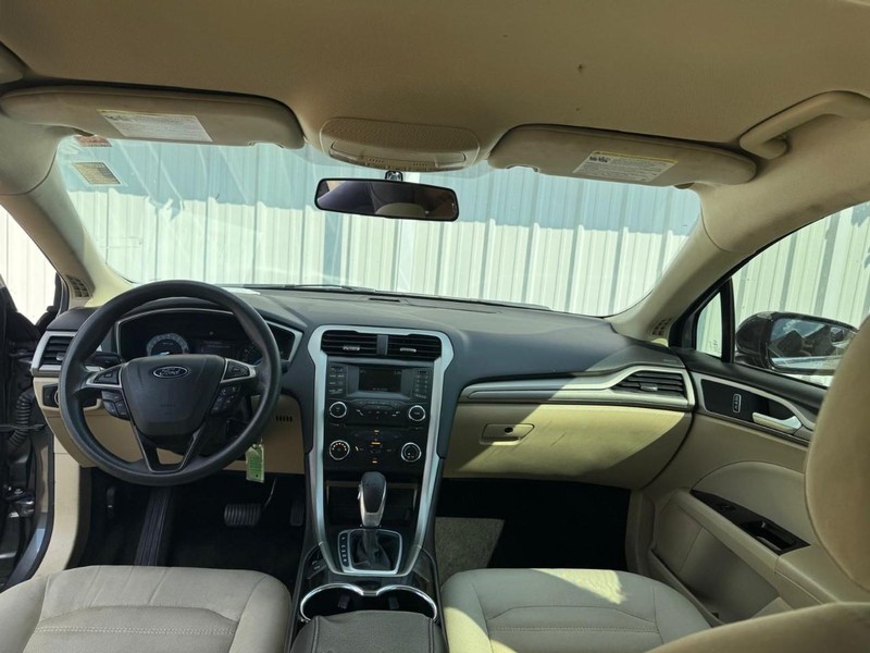 Ford Fusion Vehicle Full-screen Gallery Image 09