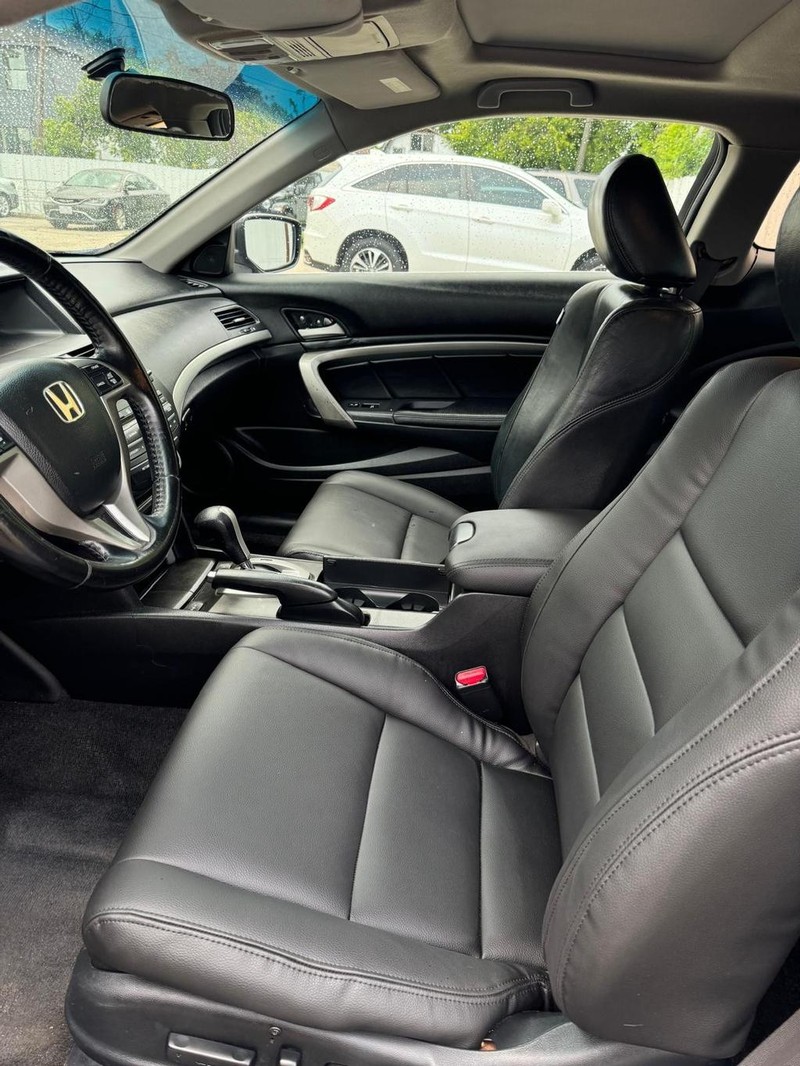 Honda Accord Coupe Vehicle Full-screen Gallery Image 09