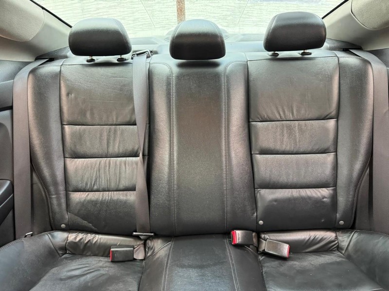 Honda Accord Coupe Vehicle Full-screen Gallery Image 10