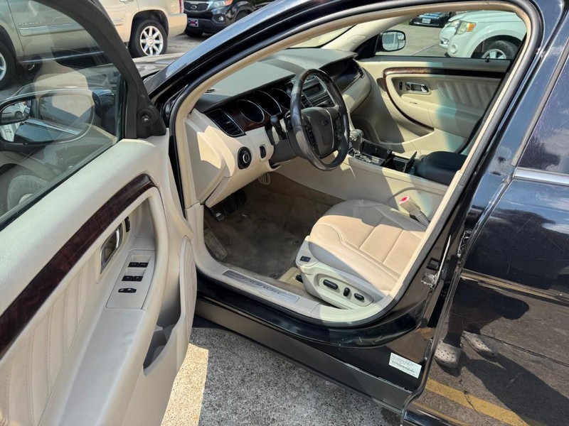 Ford Taurus Vehicle Full-screen Gallery Image 07