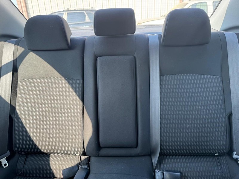 Mitsubishi Lancer Vehicle Full-screen Gallery Image 10