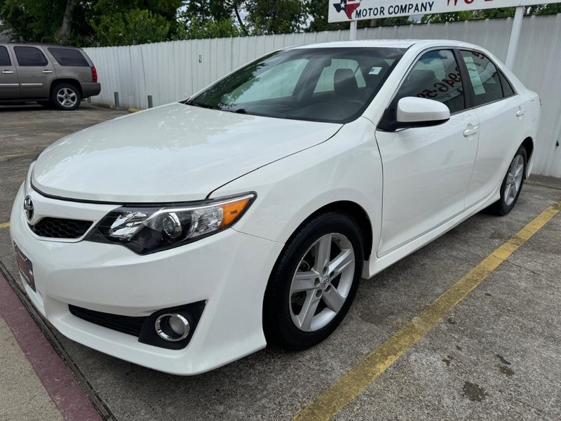 Toyota Camry Vehicle Full-screen Gallery Image 02