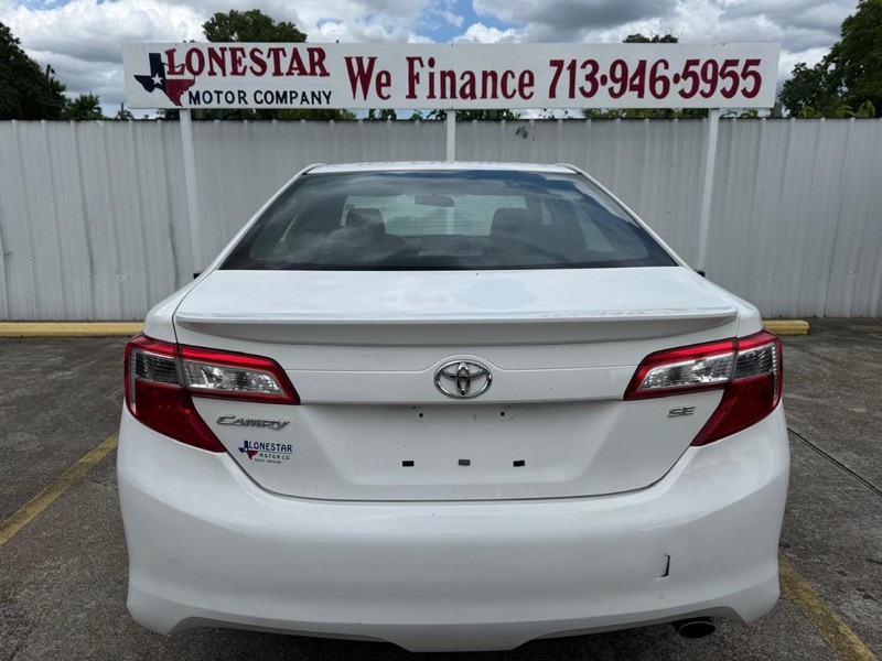 Toyota Camry Vehicle Full-screen Gallery Image 04