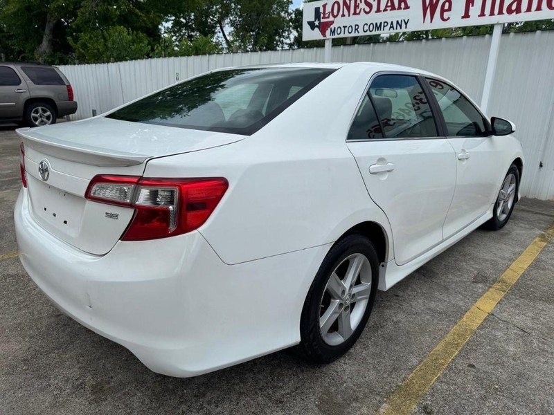 Toyota Camry Vehicle Full-screen Gallery Image 05