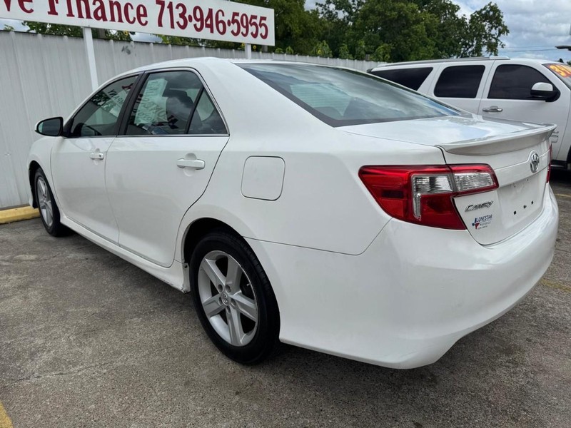 Toyota Camry Vehicle Full-screen Gallery Image 06