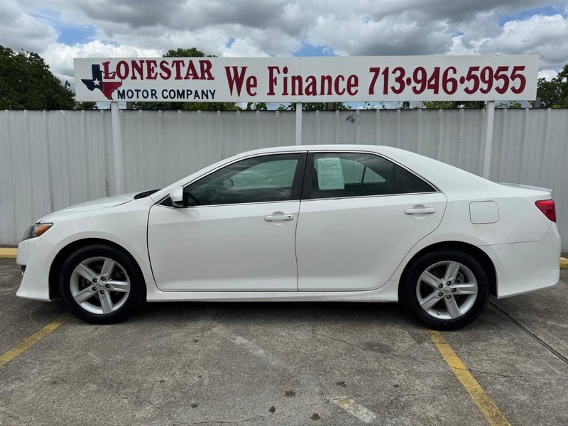 Toyota Camry Vehicle Full-screen Gallery Image 07