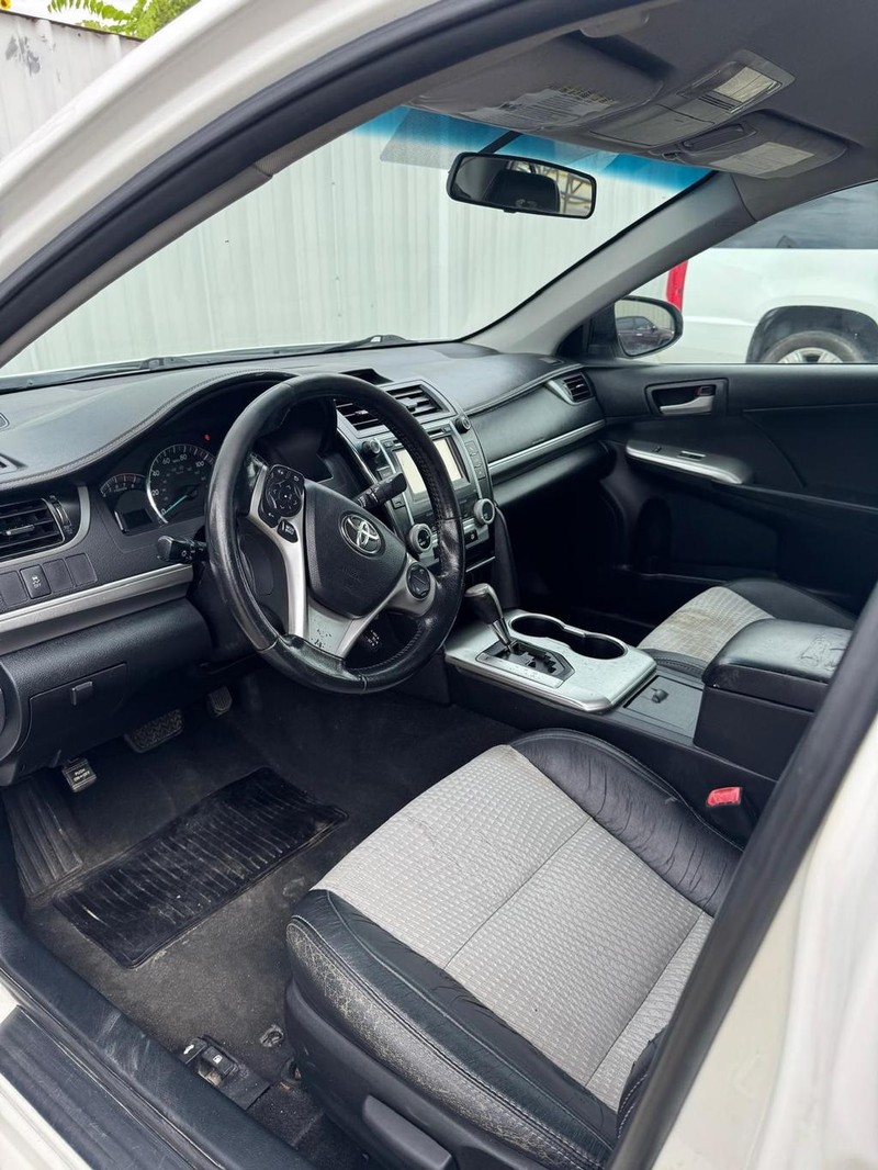 Toyota Camry Vehicle Full-screen Gallery Image 08