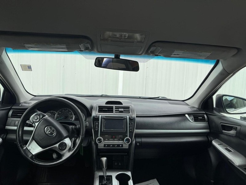 Toyota Camry Vehicle Full-screen Gallery Image 09