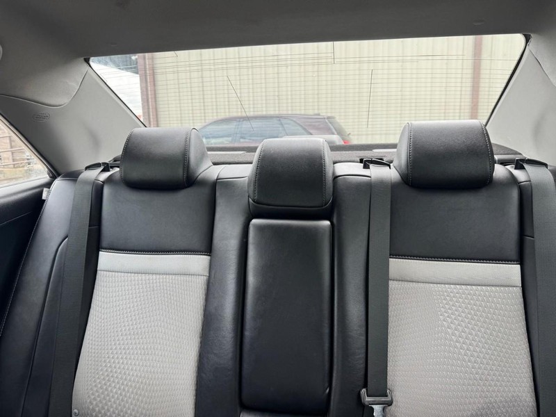 Toyota Camry Vehicle Full-screen Gallery Image 10