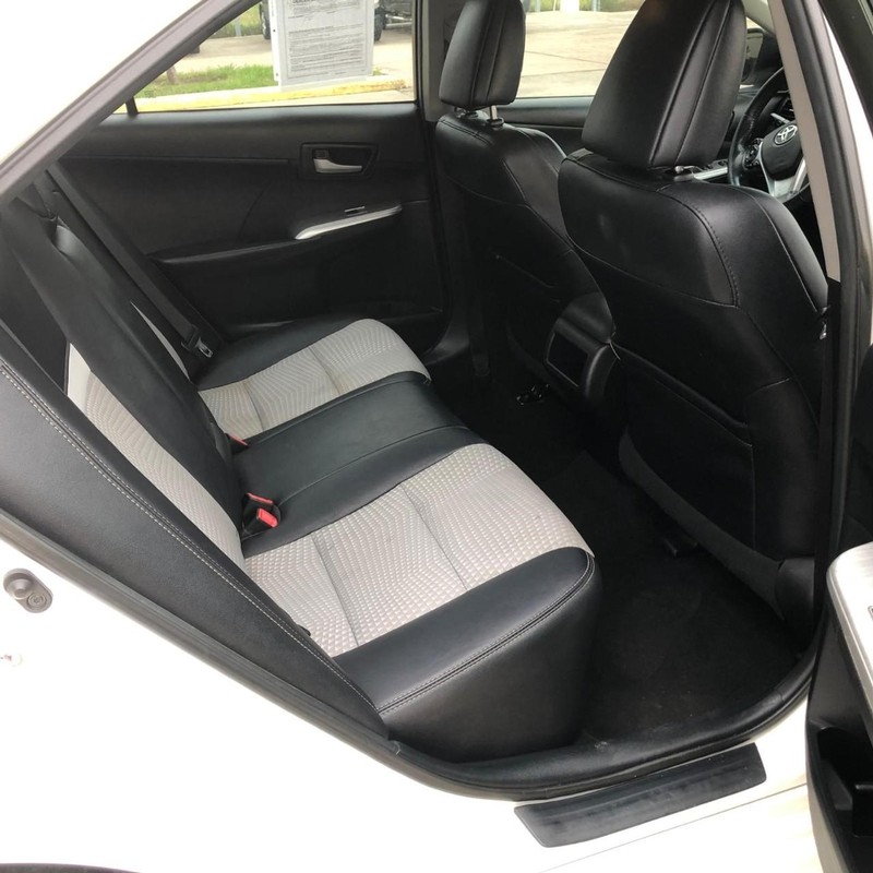 Toyota Camry Vehicle Full-screen Gallery Image 11