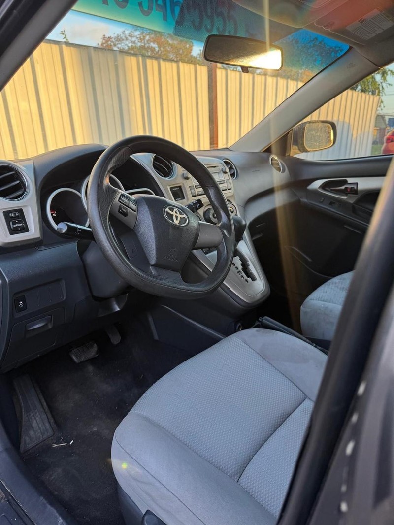 Toyota Matrix Vehicle Full-screen Gallery Image 09