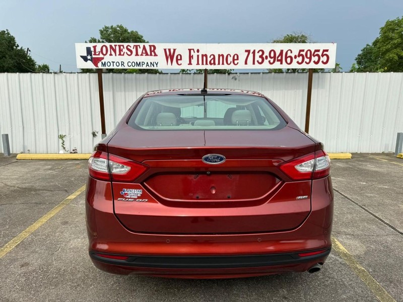 Ford Fusion Vehicle Full-screen Gallery Image 04