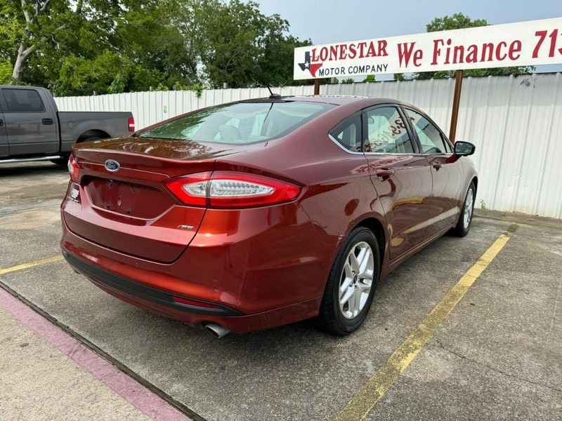 Ford Fusion Vehicle Full-screen Gallery Image 05