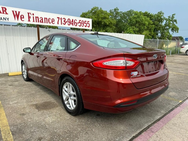 Ford Fusion Vehicle Full-screen Gallery Image 06