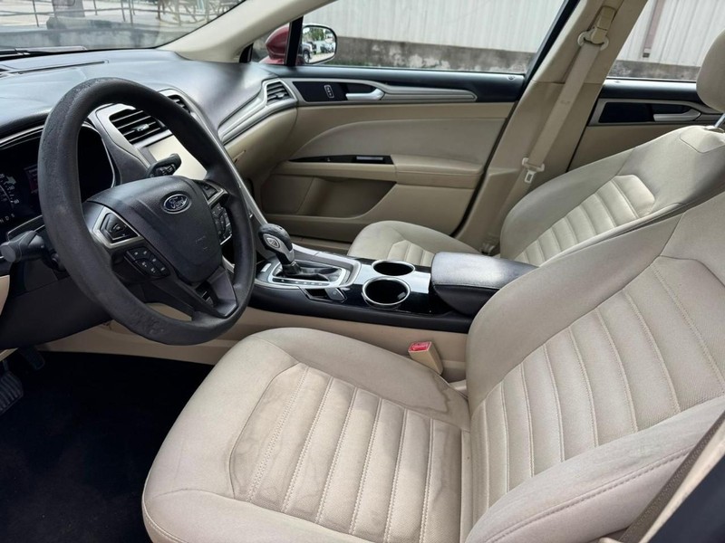 Ford Fusion Vehicle Full-screen Gallery Image 09