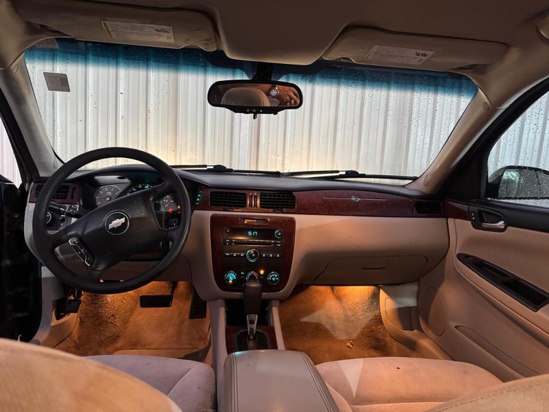 Chevrolet Impala Vehicle Full-screen Gallery Image 09