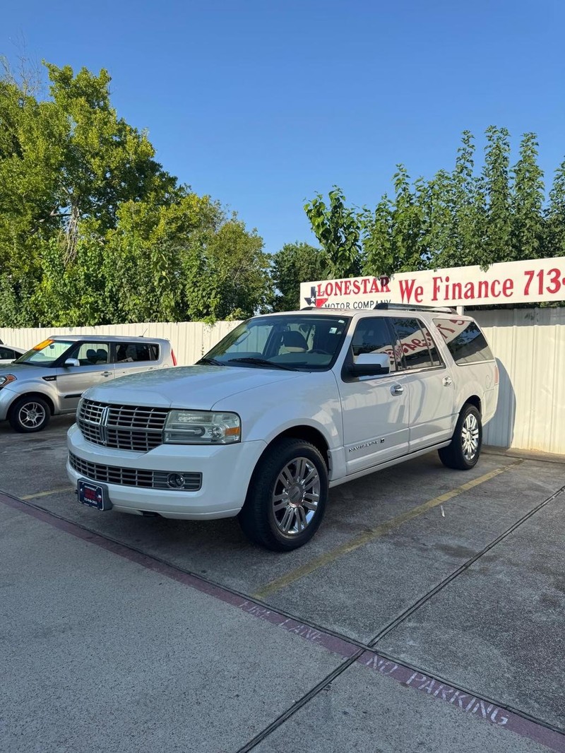 Lincoln Navigator L Vehicle Full-screen Gallery Image 02