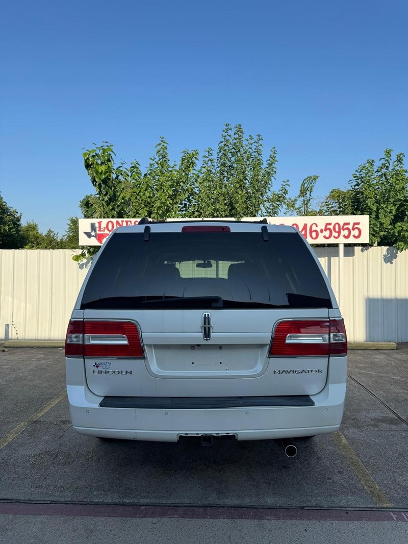 Lincoln Navigator L Vehicle Full-screen Gallery Image 04