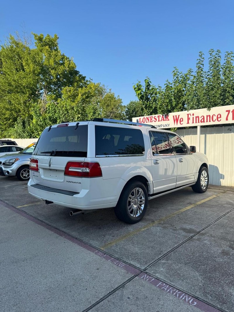 Lincoln Navigator L Vehicle Full-screen Gallery Image 05