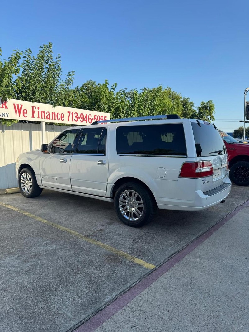 Lincoln Navigator L Vehicle Full-screen Gallery Image 06