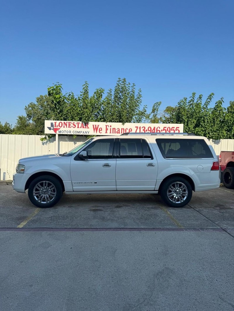 Lincoln Navigator L Vehicle Full-screen Gallery Image 07