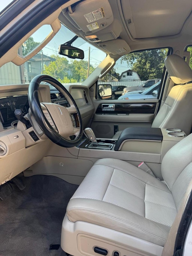 Lincoln Navigator L Vehicle Full-screen Gallery Image 08