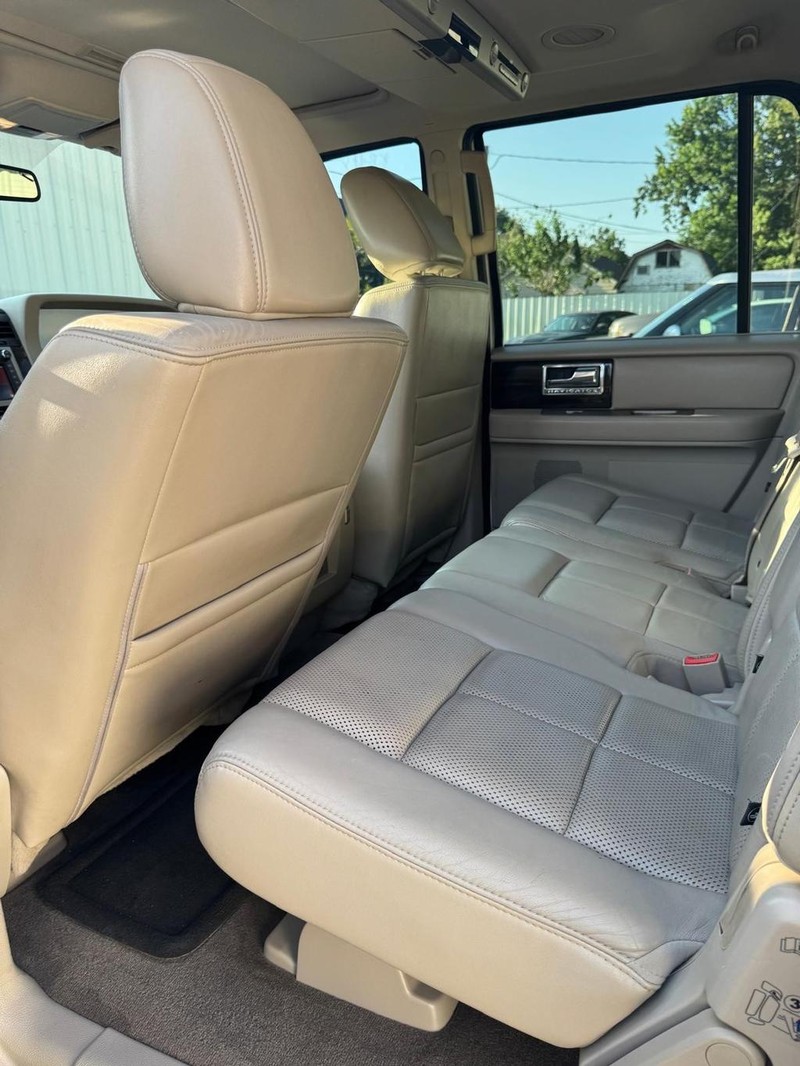 Lincoln Navigator L Vehicle Full-screen Gallery Image 09