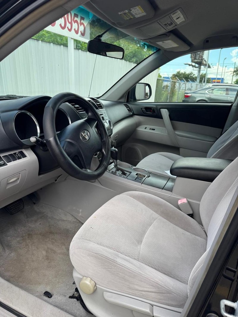 Toyota Highlander Vehicle Full-screen Gallery Image 08