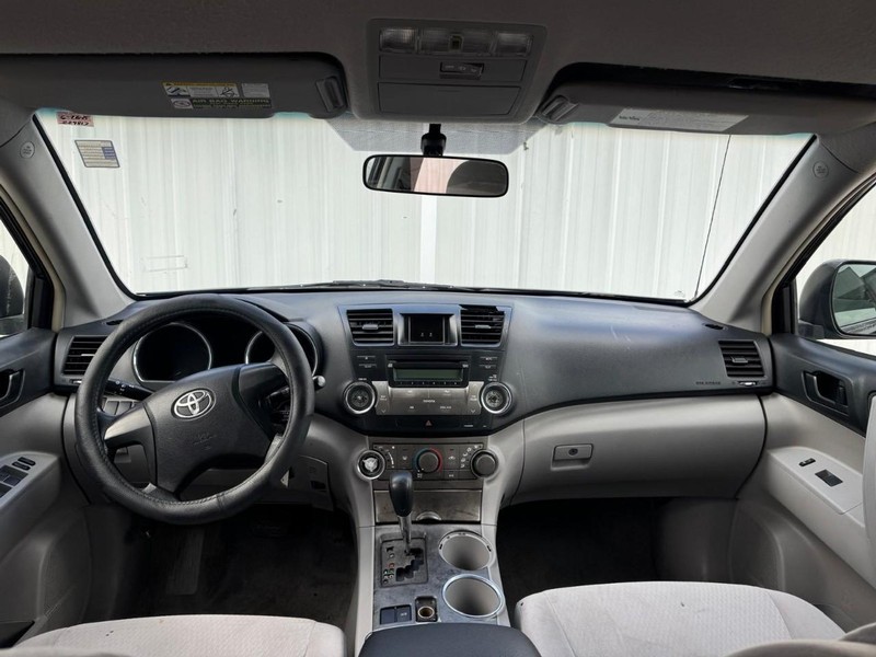 Toyota Highlander Vehicle Full-screen Gallery Image 09