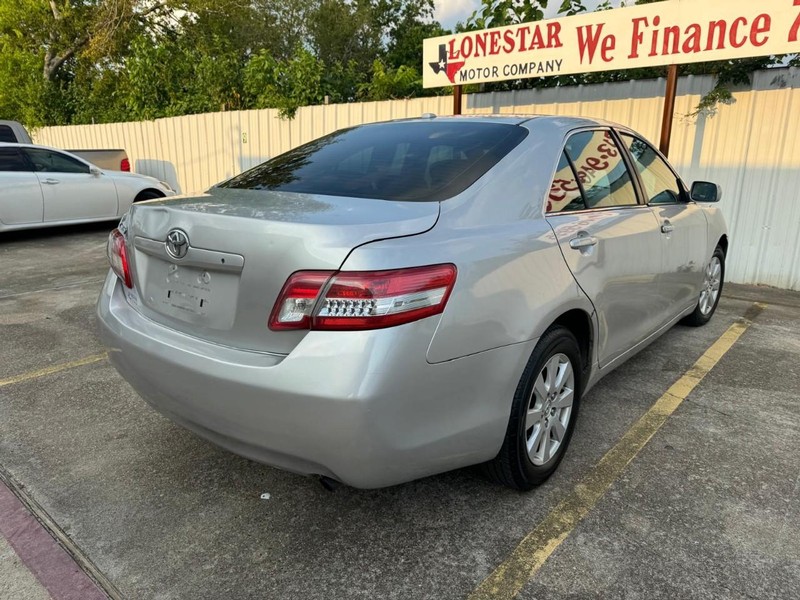 Toyota Camry Vehicle Full-screen Gallery Image 05