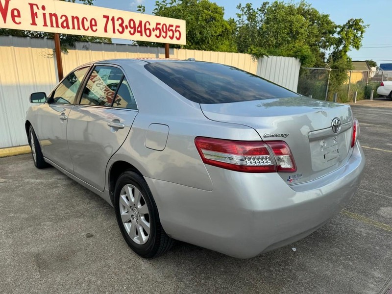 Toyota Camry Vehicle Full-screen Gallery Image 06