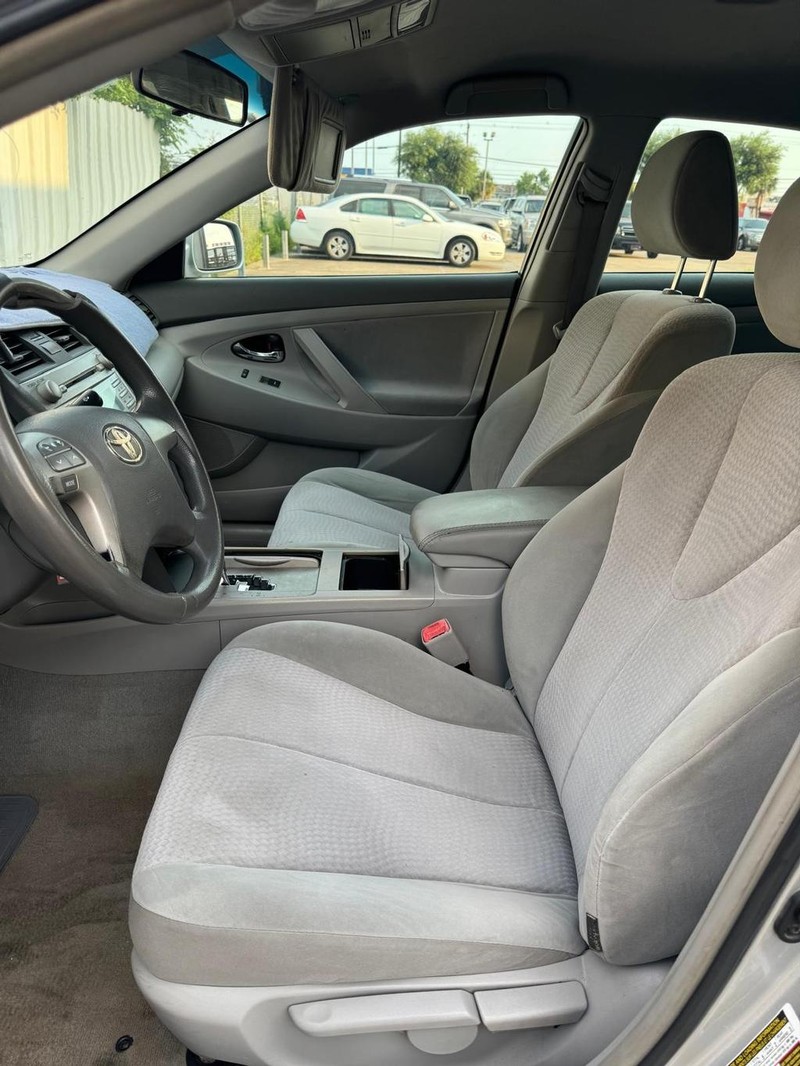 Toyota Camry Vehicle Full-screen Gallery Image 08