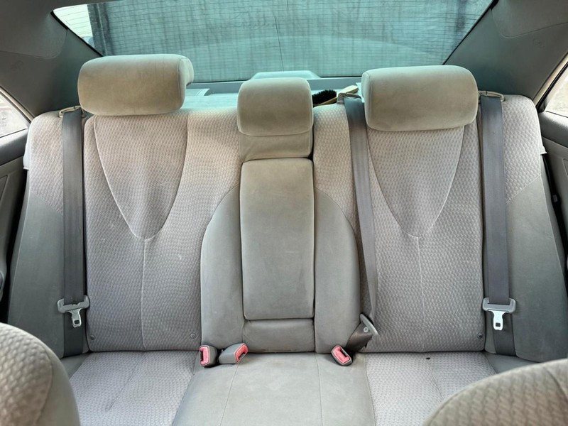 Toyota Camry Vehicle Full-screen Gallery Image 09